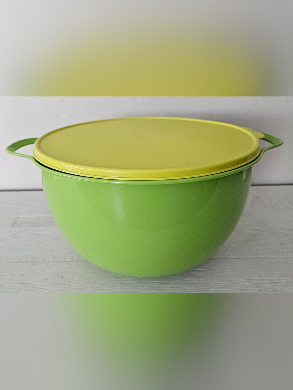 Tupperware Thatsa Mega Mixing Bowl 10L 42-Cup Lime Green Yellow Seal 5377A-1